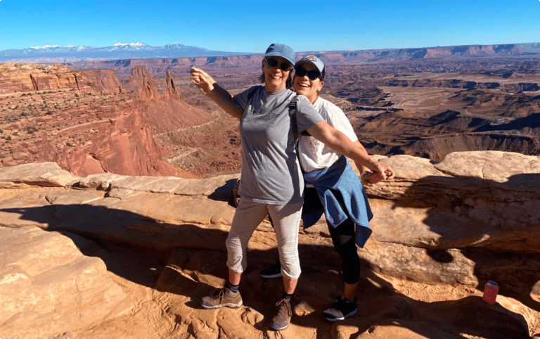 A daughter and mother at the grand canyon